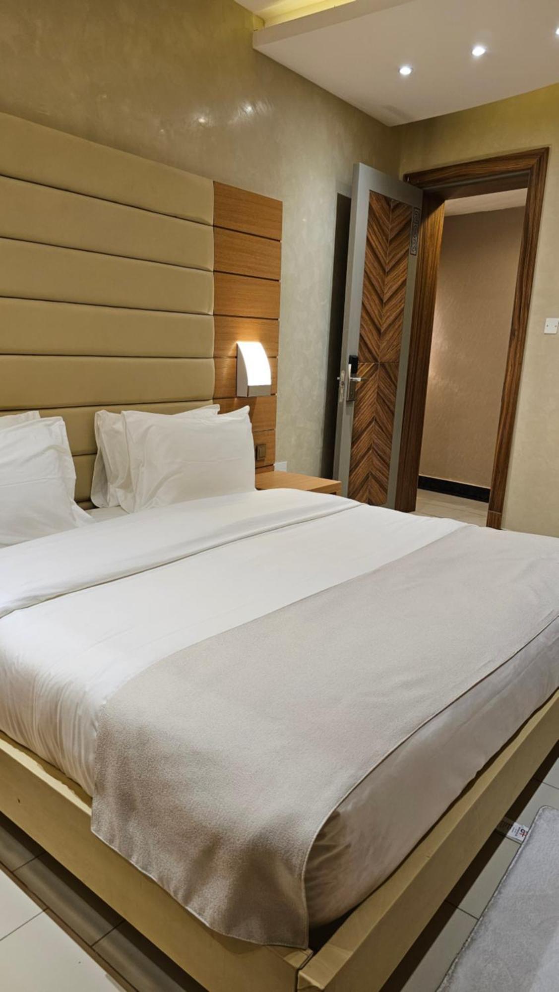 Grik Hotel - Entebbe Dış mekan fotoğraf